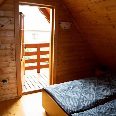 Nad Jeziorem-wodnik بيت للعطل