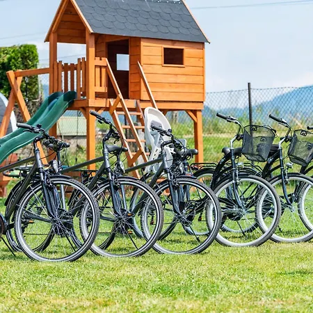 Nad Jeziorem-wodnik بيت للعطل *